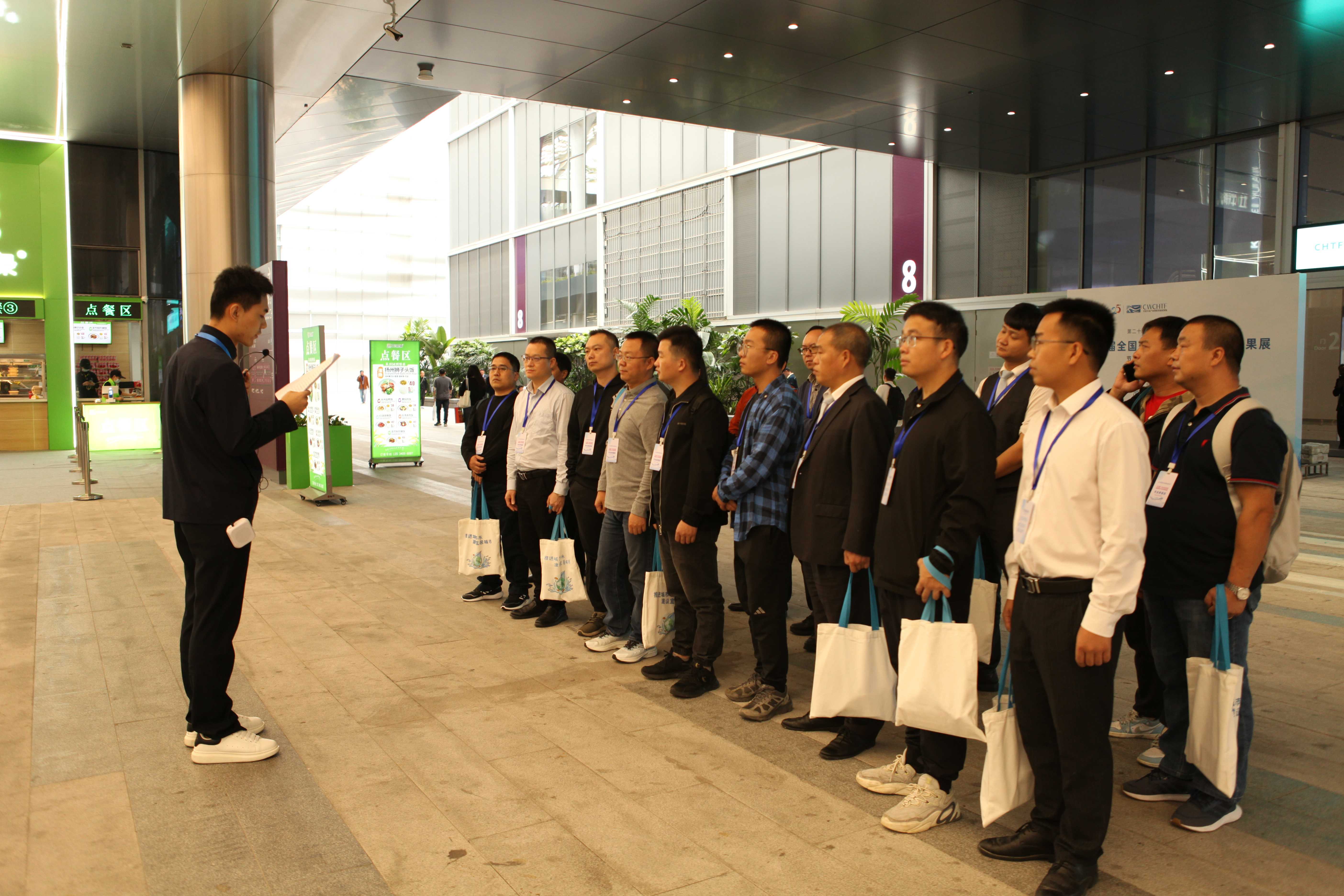 深水咨詢工作人員講解觀展安全注意事項